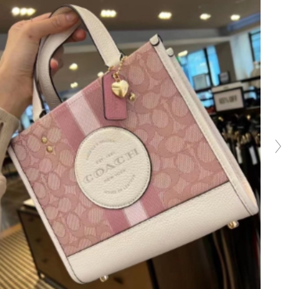 Coach Dempsey Tote 22 in Signature Jacquard With Stripe and Coach Patch Gldchkpk